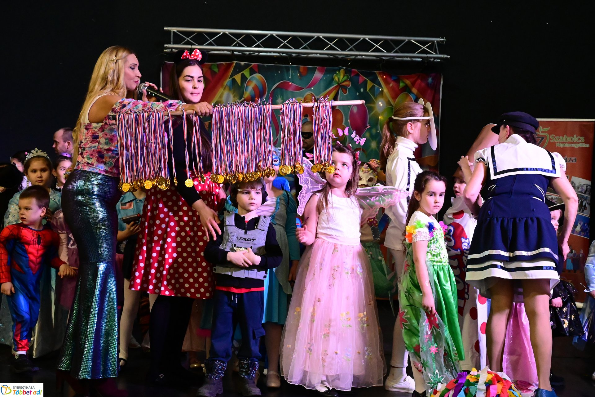 Farsangi forgatag a Kölyökvárban