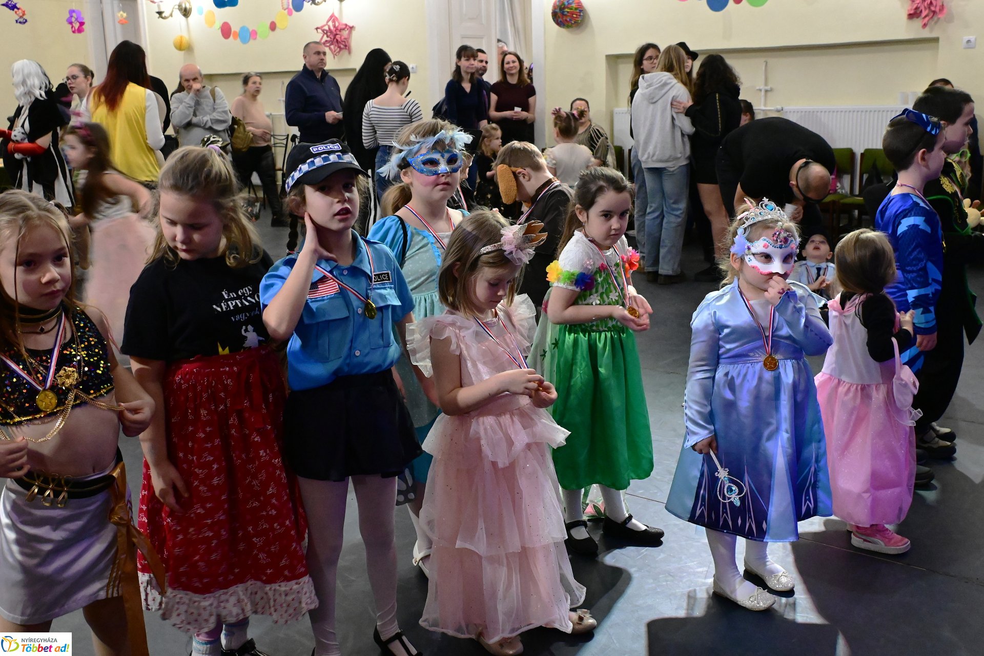 Farsangi forgatag a Kölyökvárban