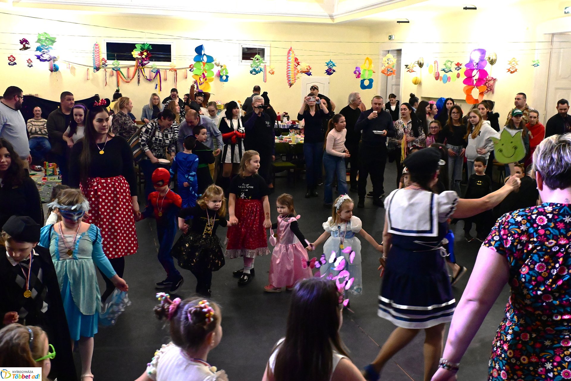 Farsangi forgatag a Kölyökvárban