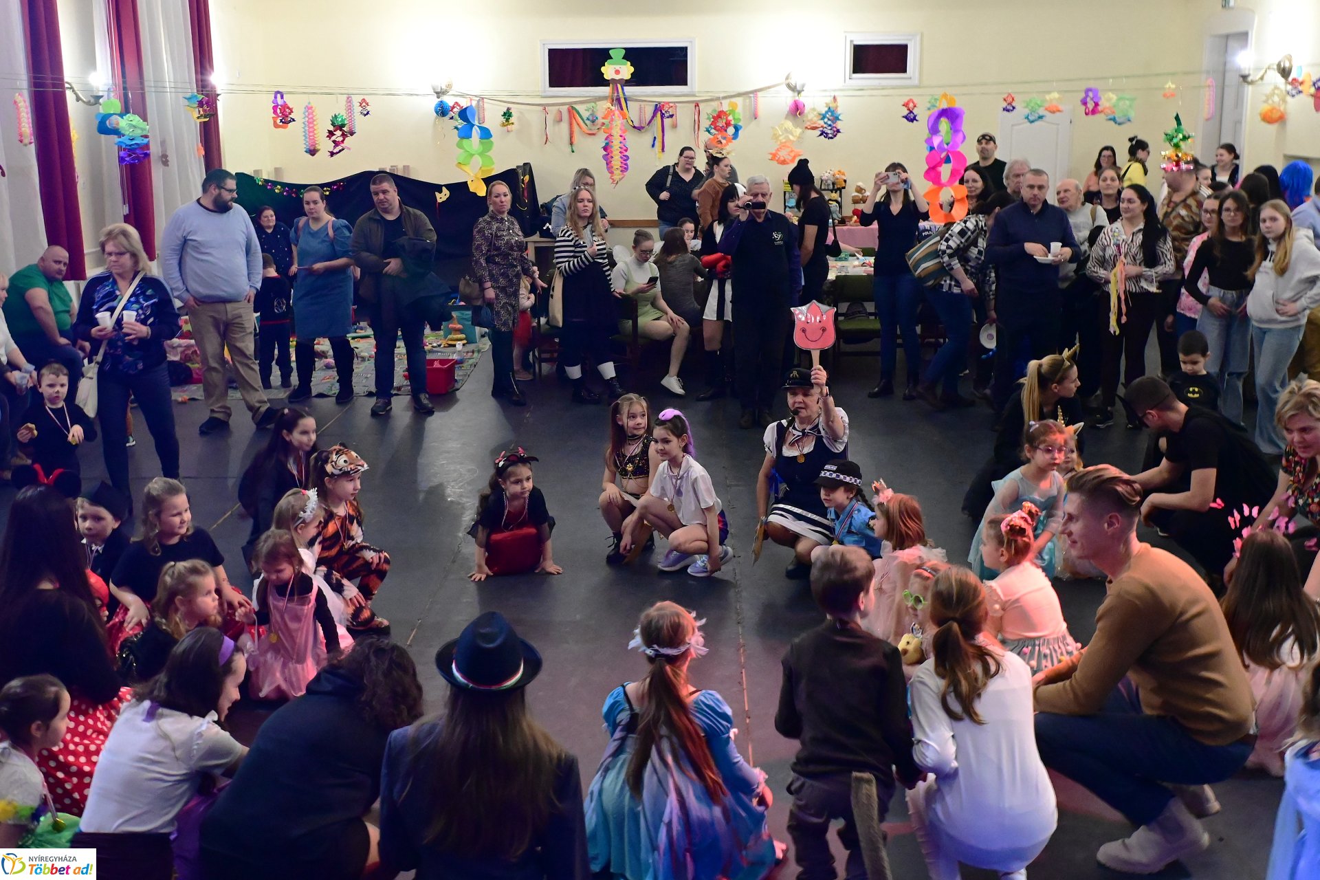 Farsangi forgatag a Kölyökvárban