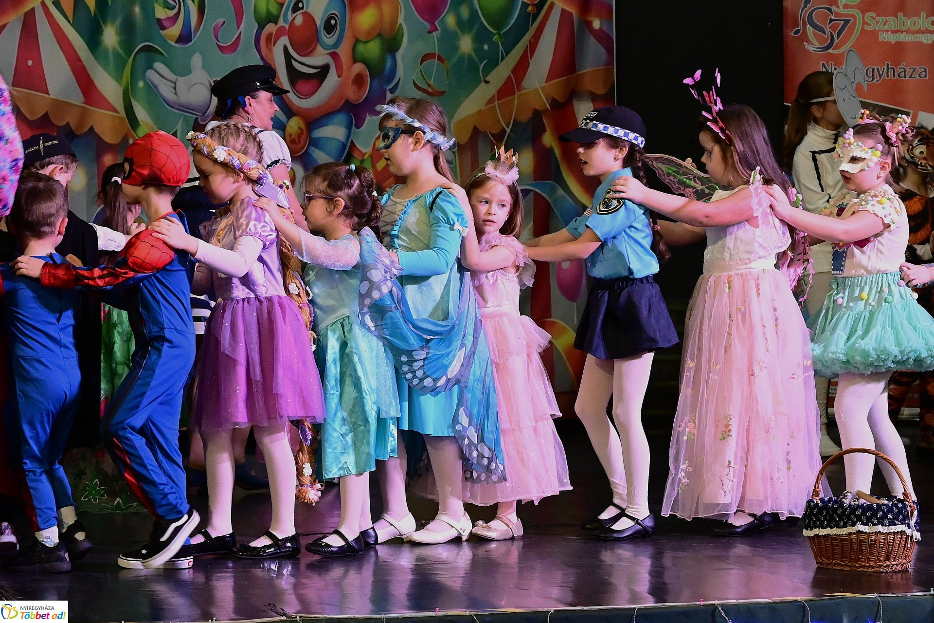 Farsangi forgatag a Kölyökvárban