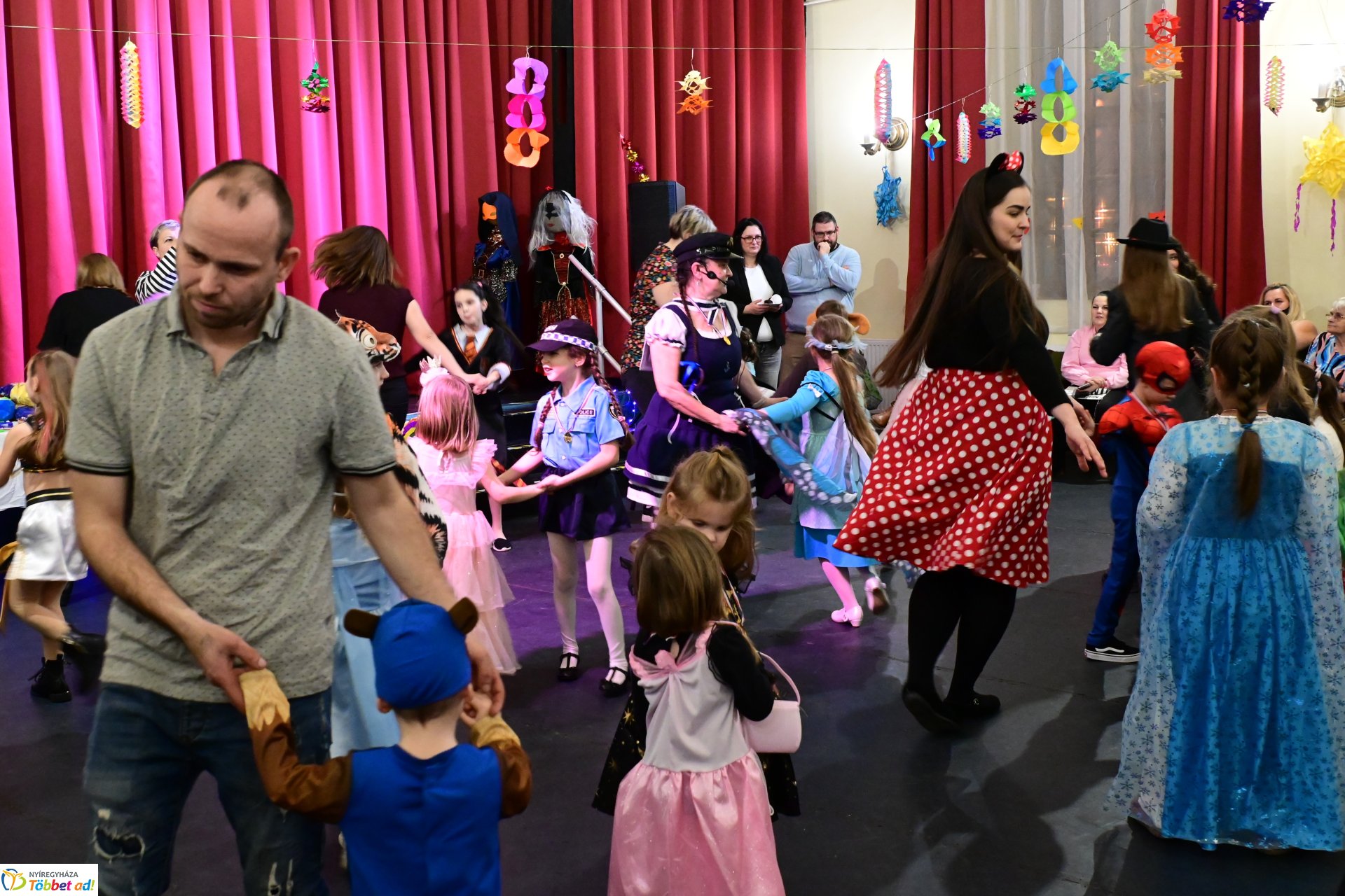 Farsangi forgatag a Kölyökvárban