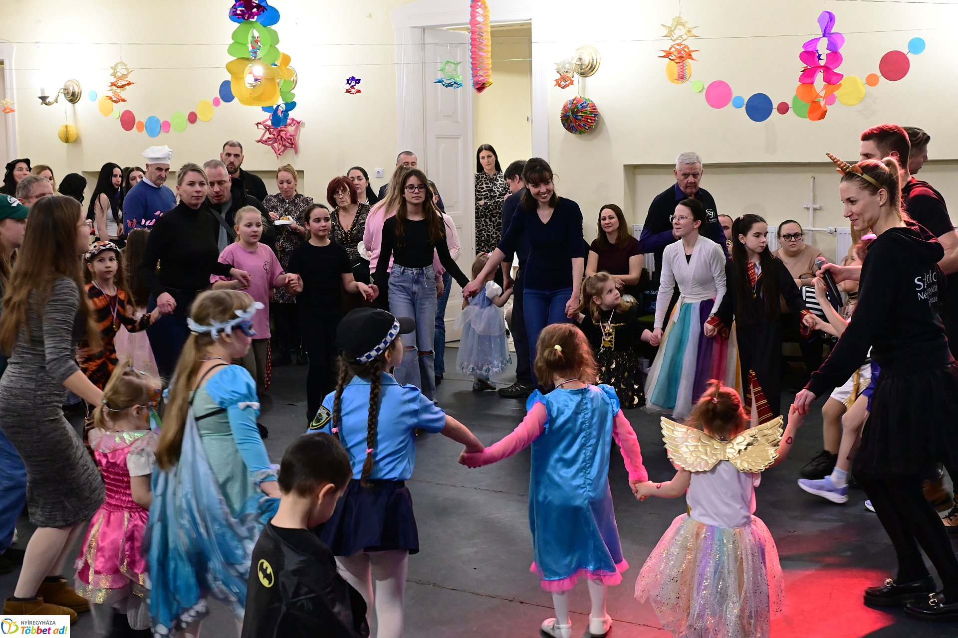 Farsangi forgatag a Kölyökvárban