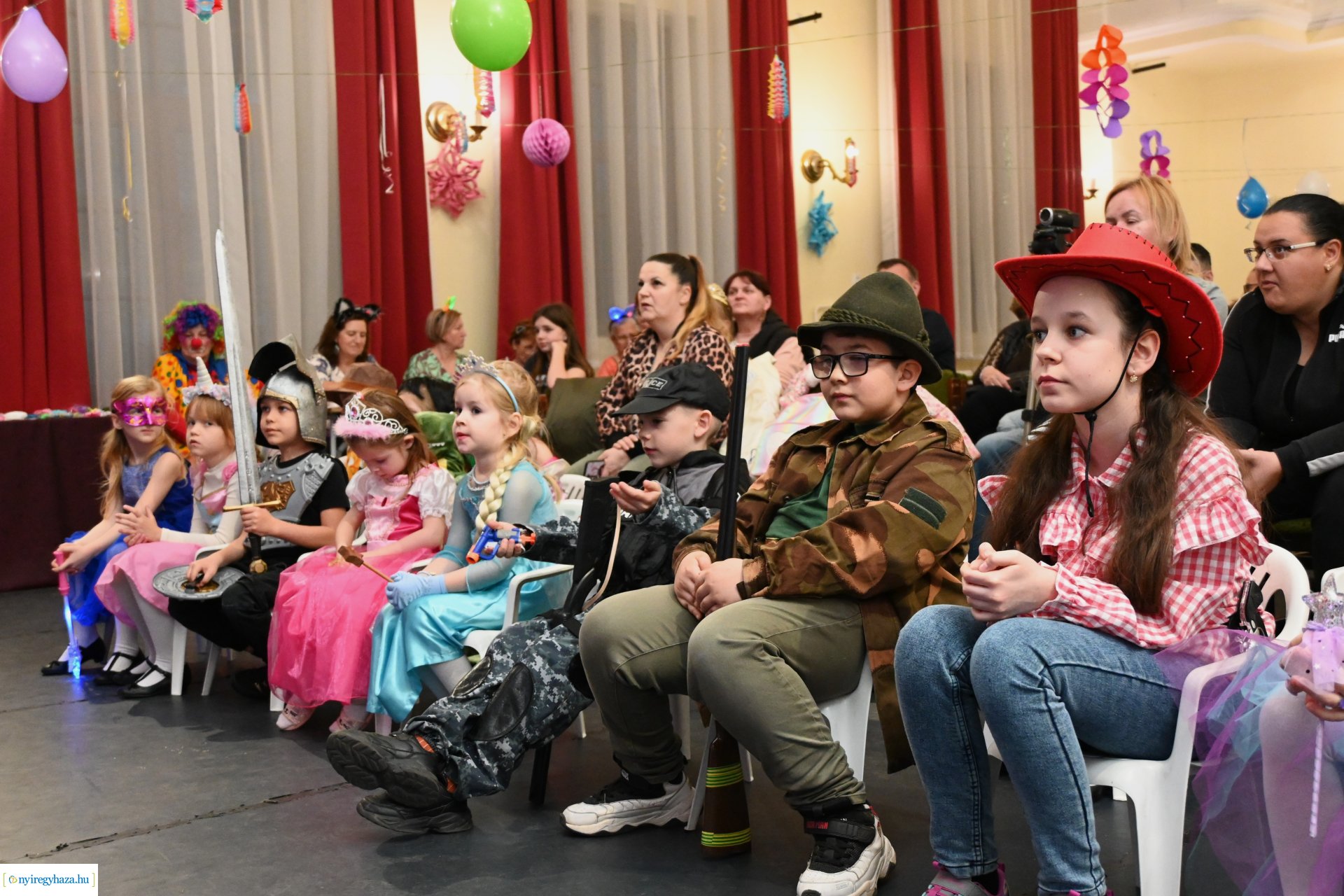 Farsangi "Kölyökidő" - maskarás mulatság  a Kölyökvárban 