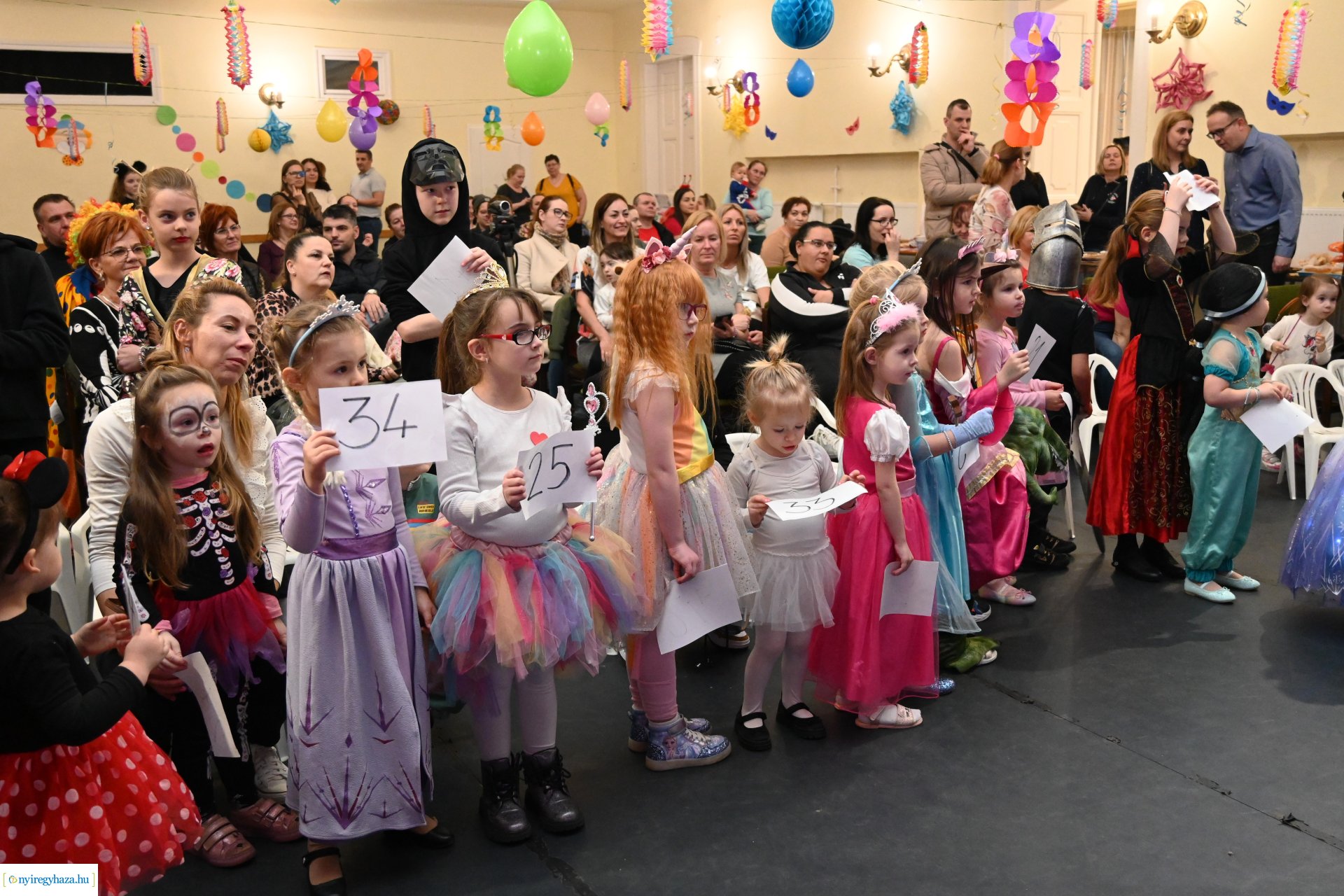Farsangi "Kölyökidő" - maskarás mulatság  a Kölyökvárban 