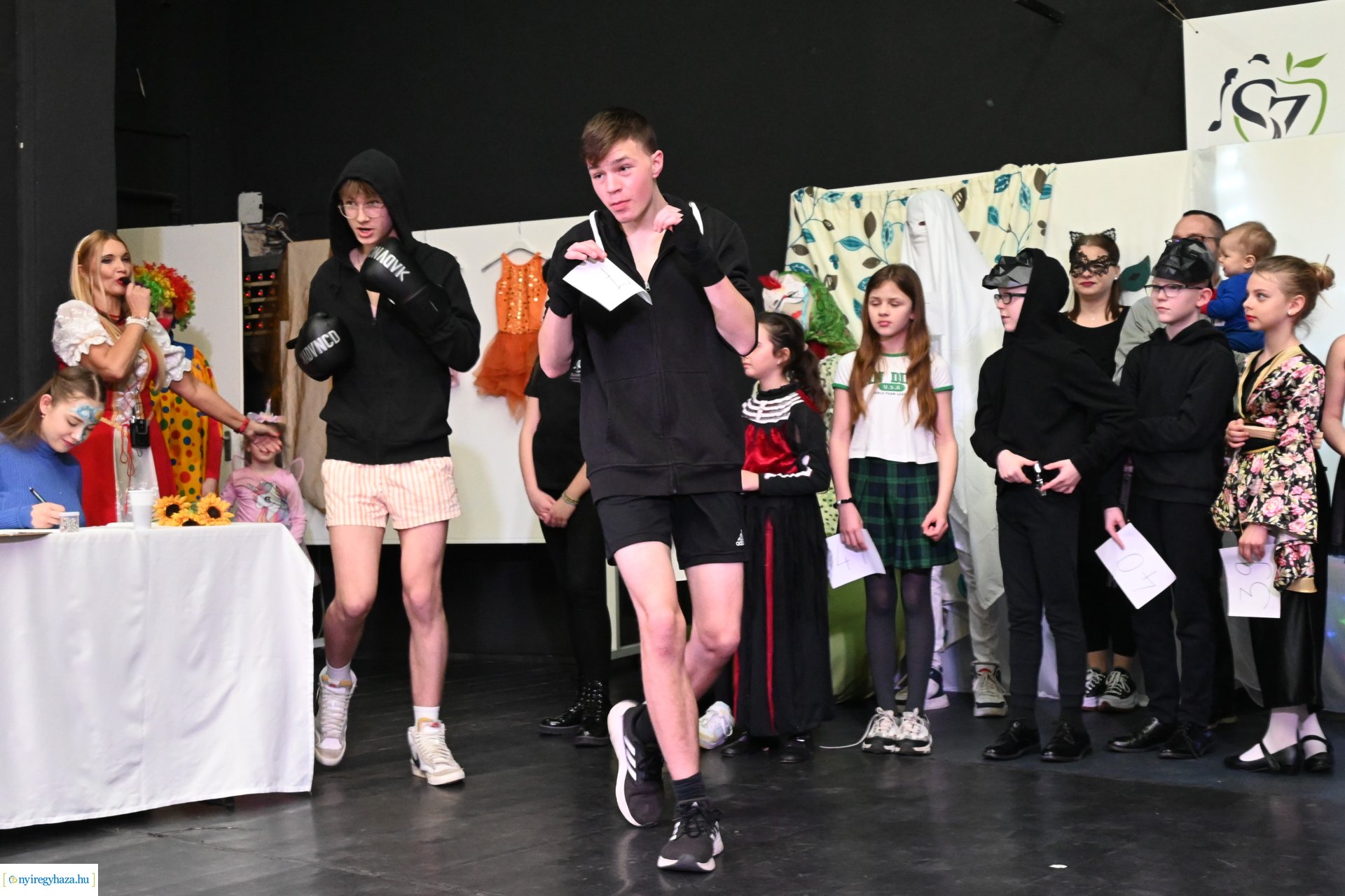 Farsangi "Kölyökidő" - maskarás mulatság  a Kölyökvárban 