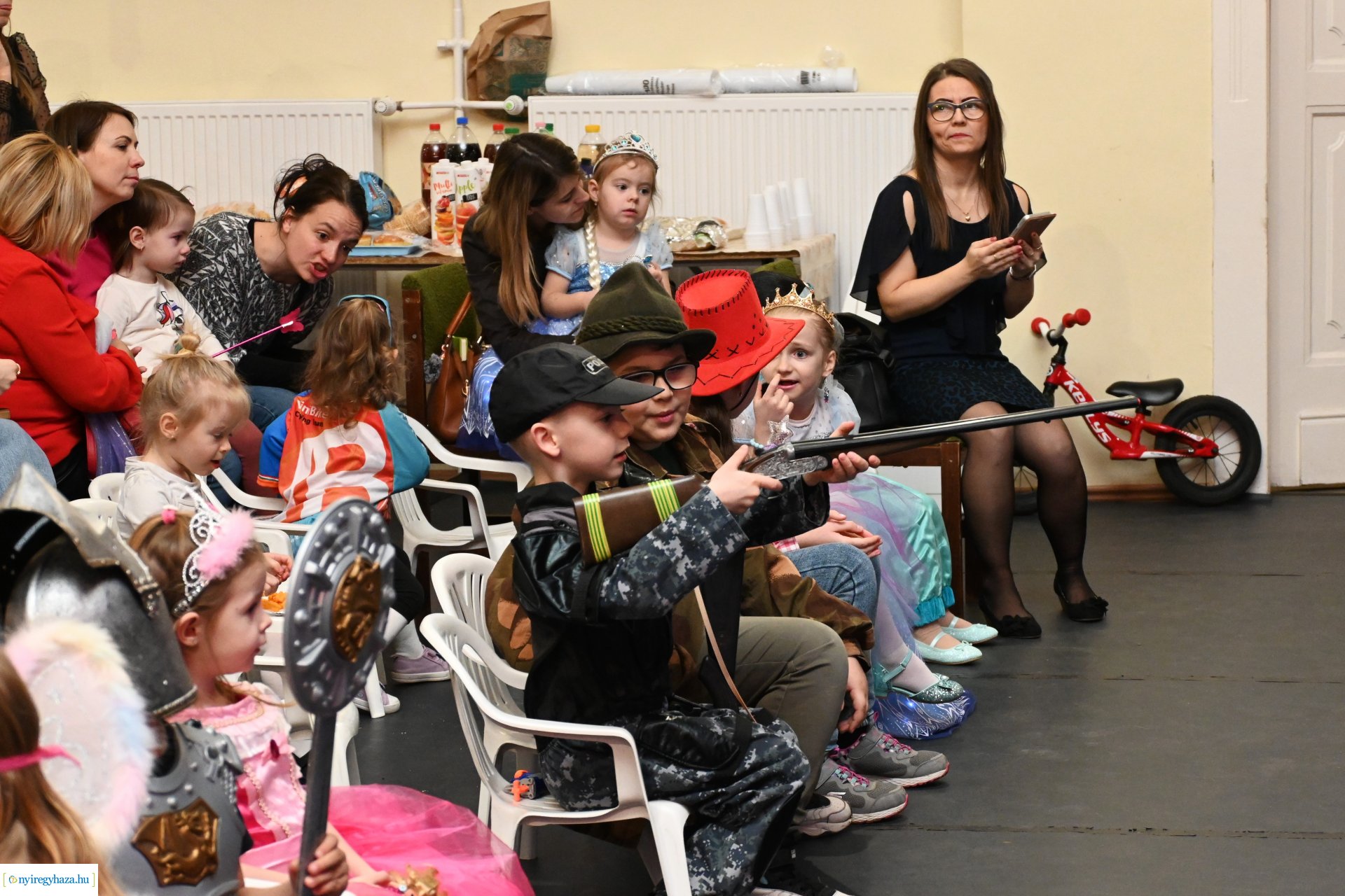 Farsangi "Kölyökidő" - maskarás mulatság  a Kölyökvárban 