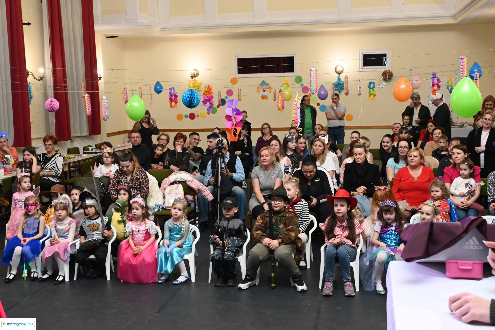 Farsangi "Kölyökidő" - maskarás mulatság  a Kölyökvárban 