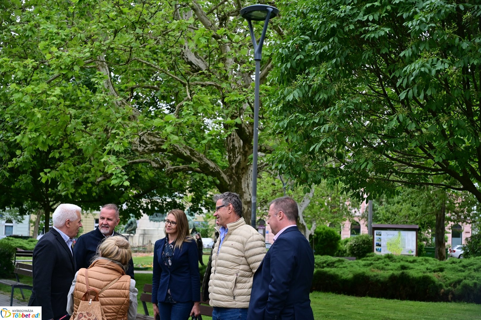 Faültetés a Hősök terén 2025 májusában