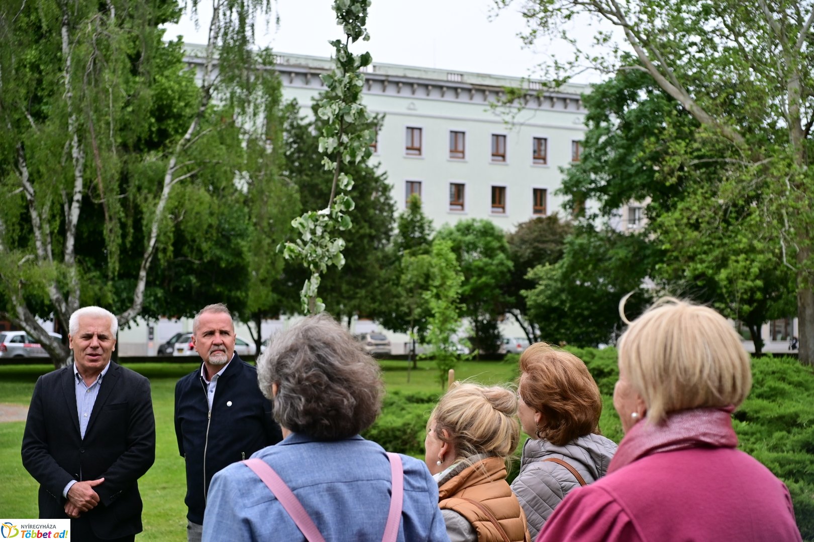 Faültetés a Hősök terén 2025 májusában
