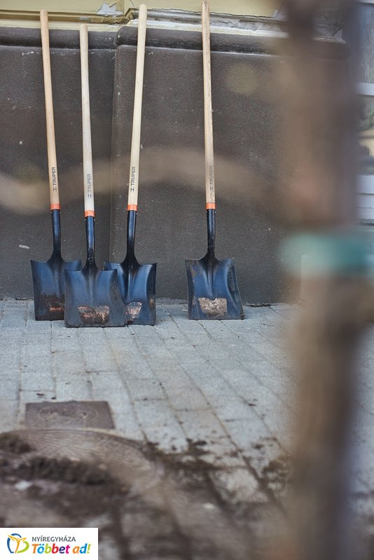 Faültetés a Hősök terén