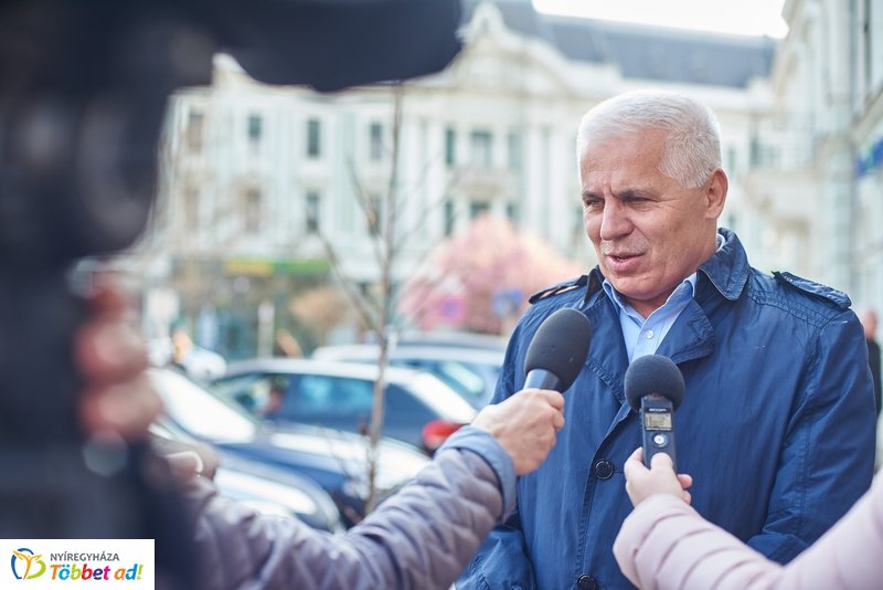 Faültetés a Hősök terén