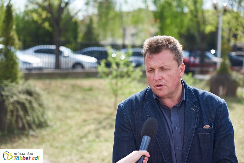 Faültetés a kertvárosi iskolában