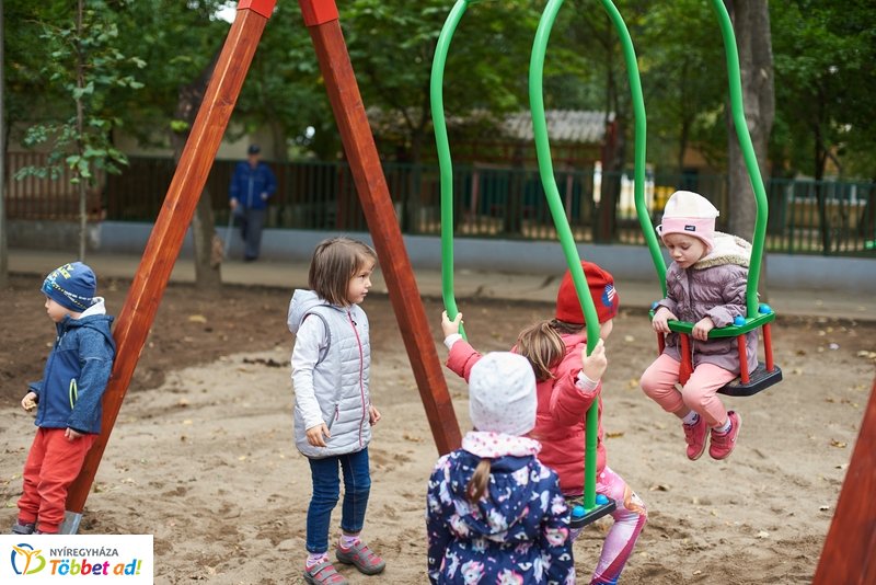 Faültetés a Május 1 téren