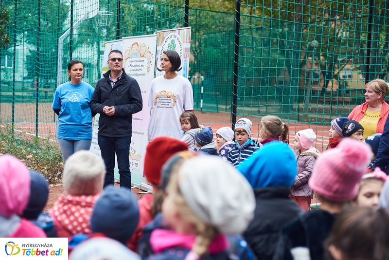 Faültetés a Május 1 téren