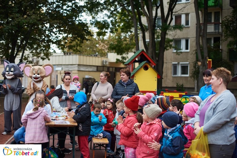 Faültetés a Május 1 téren