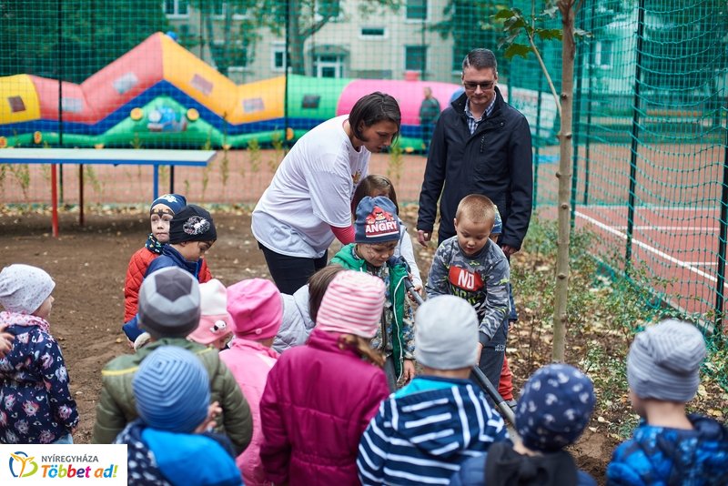 Faültetés a Május 1 téren