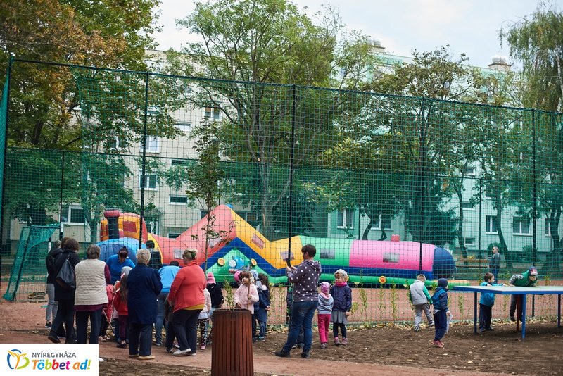 Faültetés a Május 1 téren