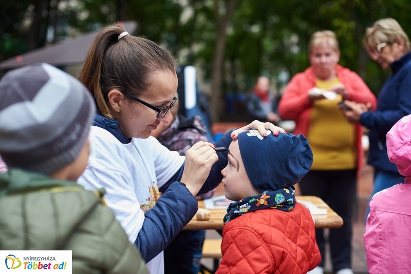 Faültetés a Május 1 téren