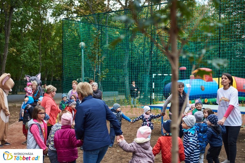 Faültetés a Május 1 téren