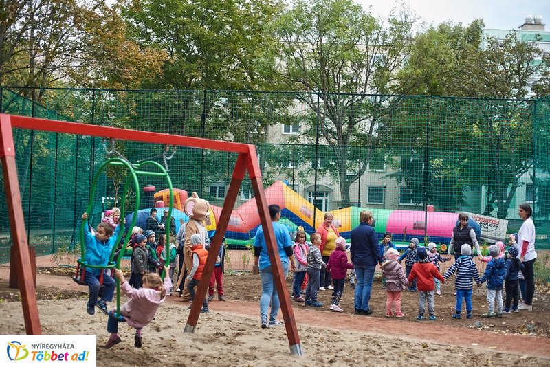 Faültetés a Május 1 téren