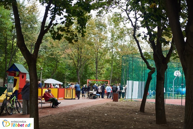 Faültetés a Május 1 téren