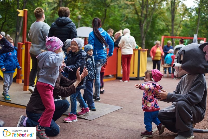 Faültetés a Május 1 téren