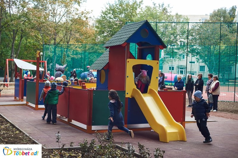 Faültetés a Május 1 téren