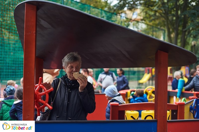 Faültetés a Május 1 téren