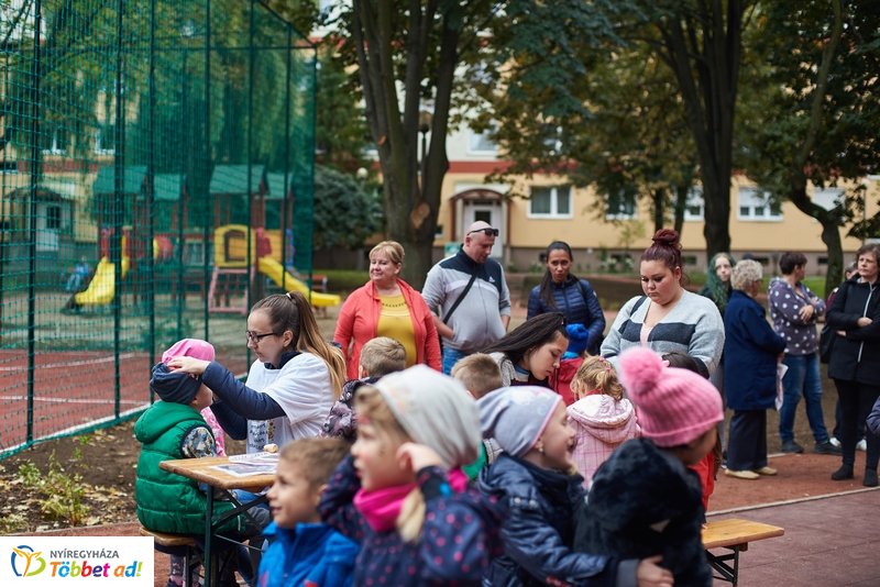 Faültetés a Május 1 téren