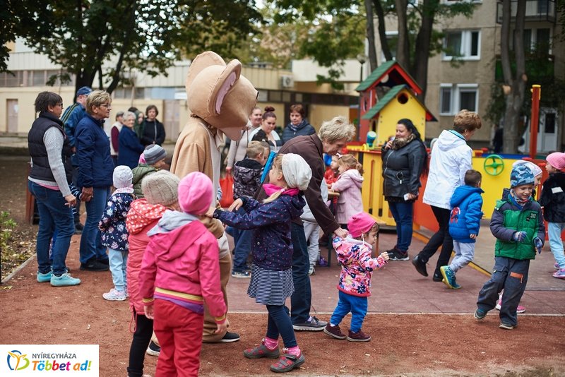 Faültetés a Május 1 téren