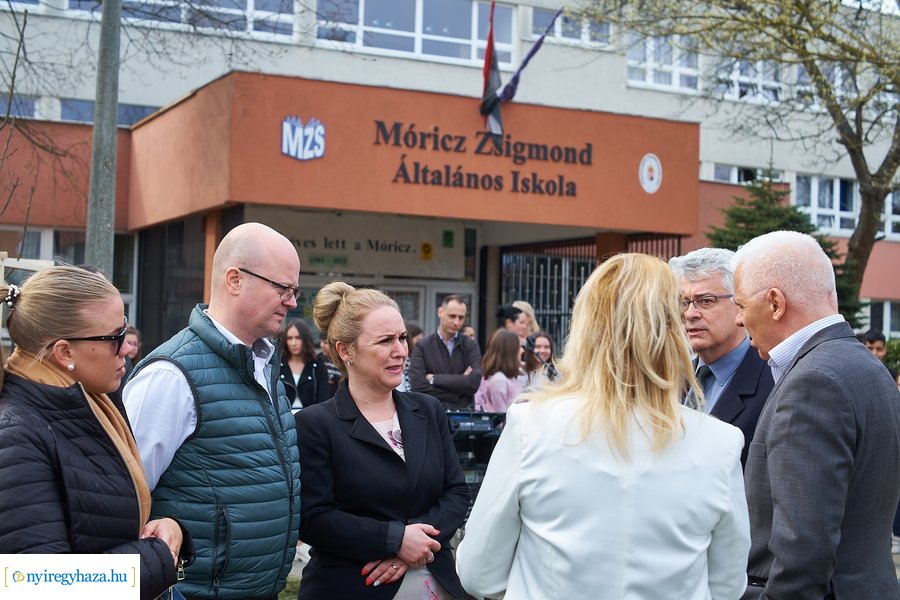 Faültetés a Móricz iskola előtt