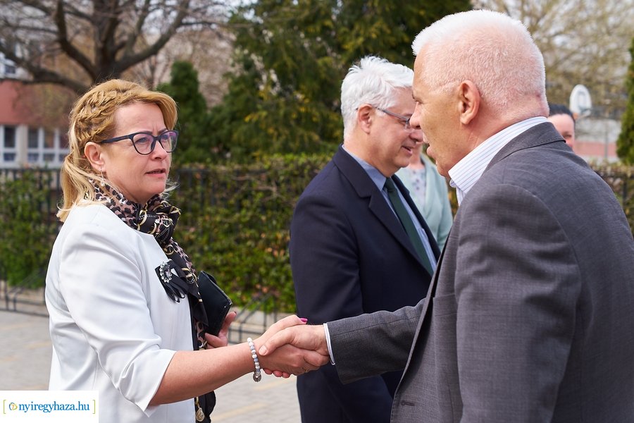 Faültetés a Móricz iskola előtt