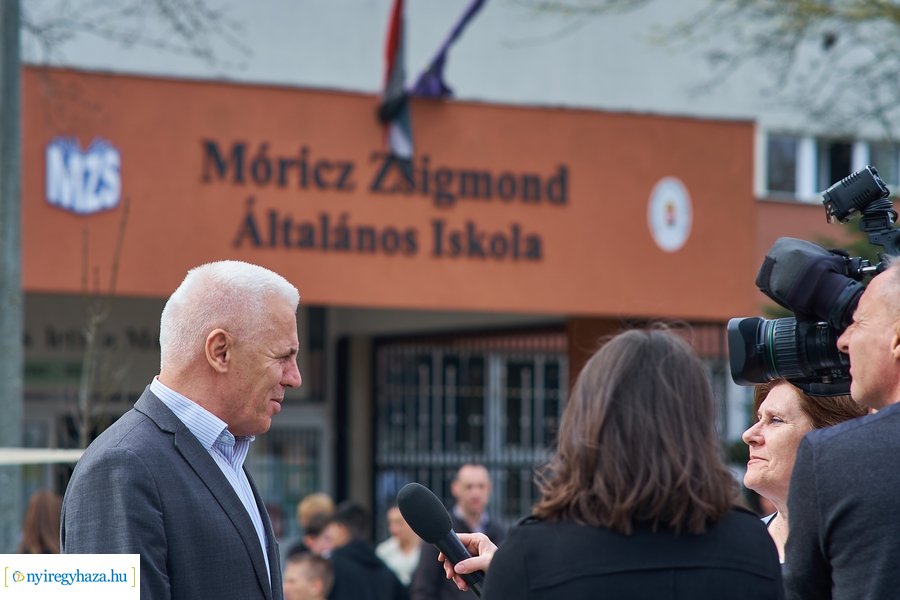 Faültetés a Móricz iskola előtt