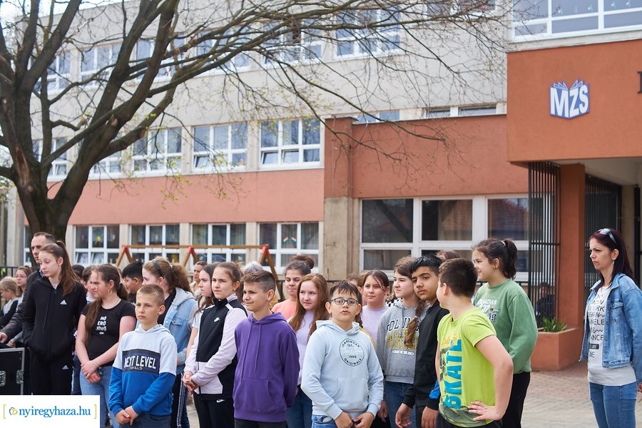 Faültetés a Móricz iskola előtt