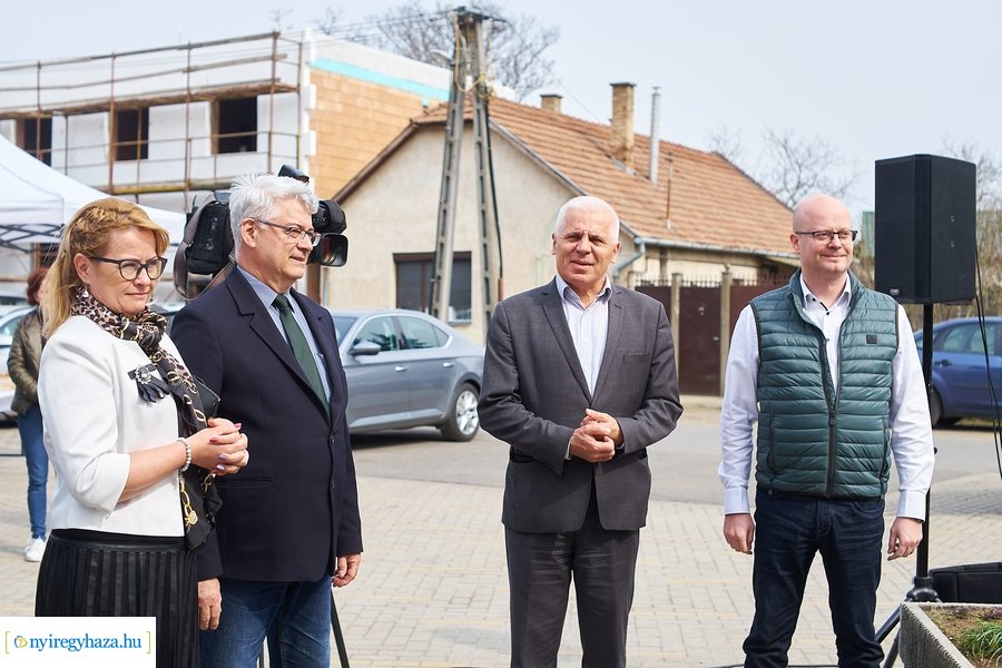 Faültetés a Móricz iskola előtt