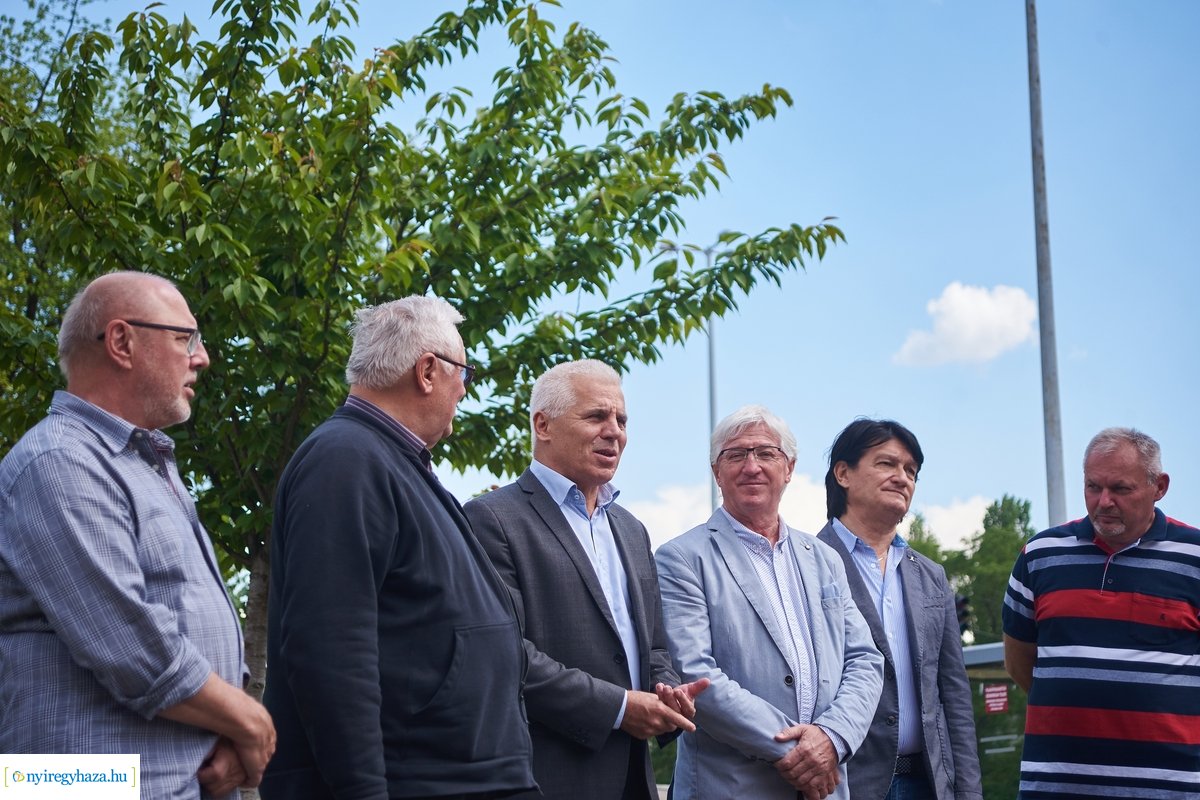 Faültetés a Pazonyi téren