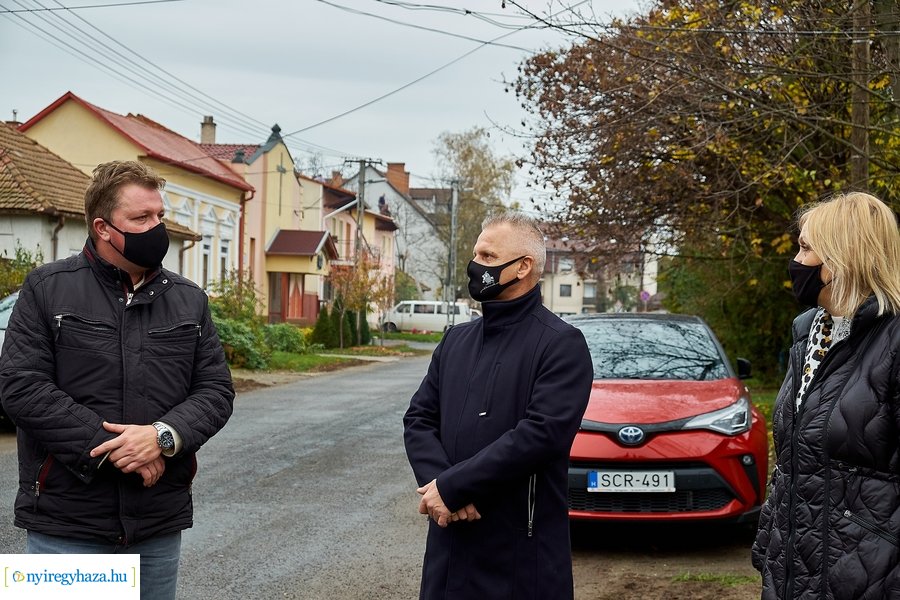 Faültetés a Rózsa utcán