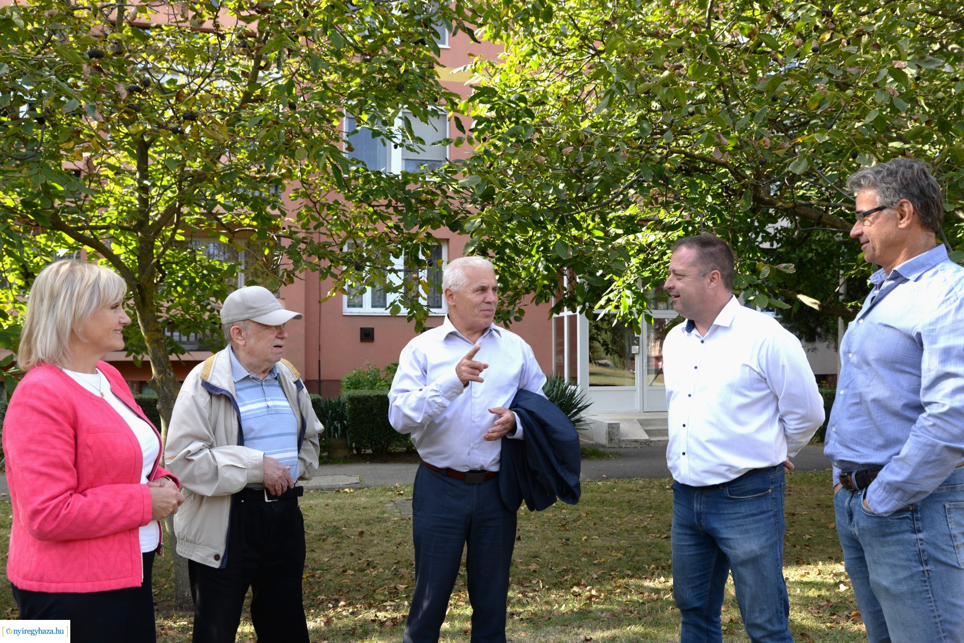 Faültetés a Szántó Kovács János utcai játszótéren