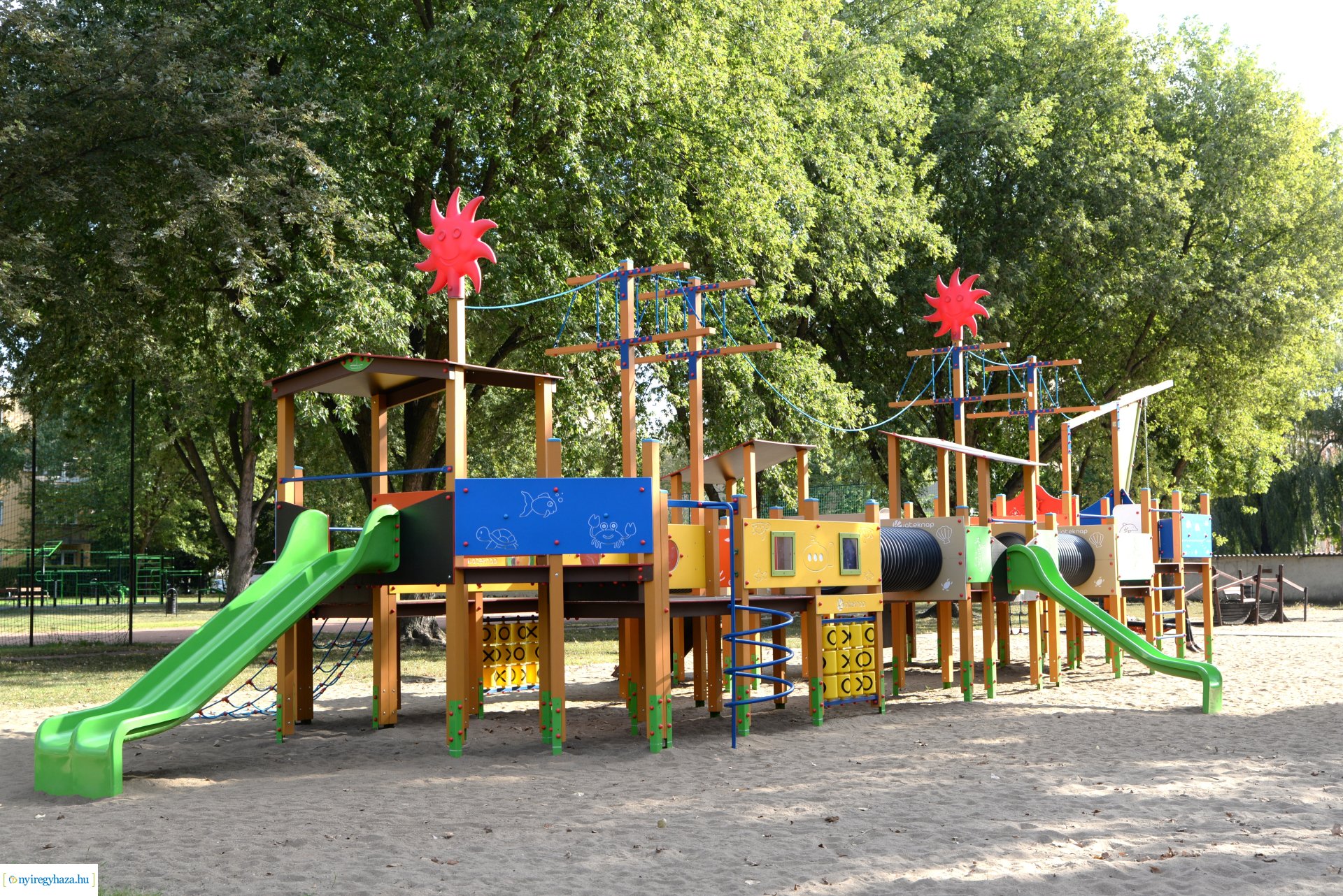 Faültetés a Szántó Kovács János utcai játszótéren