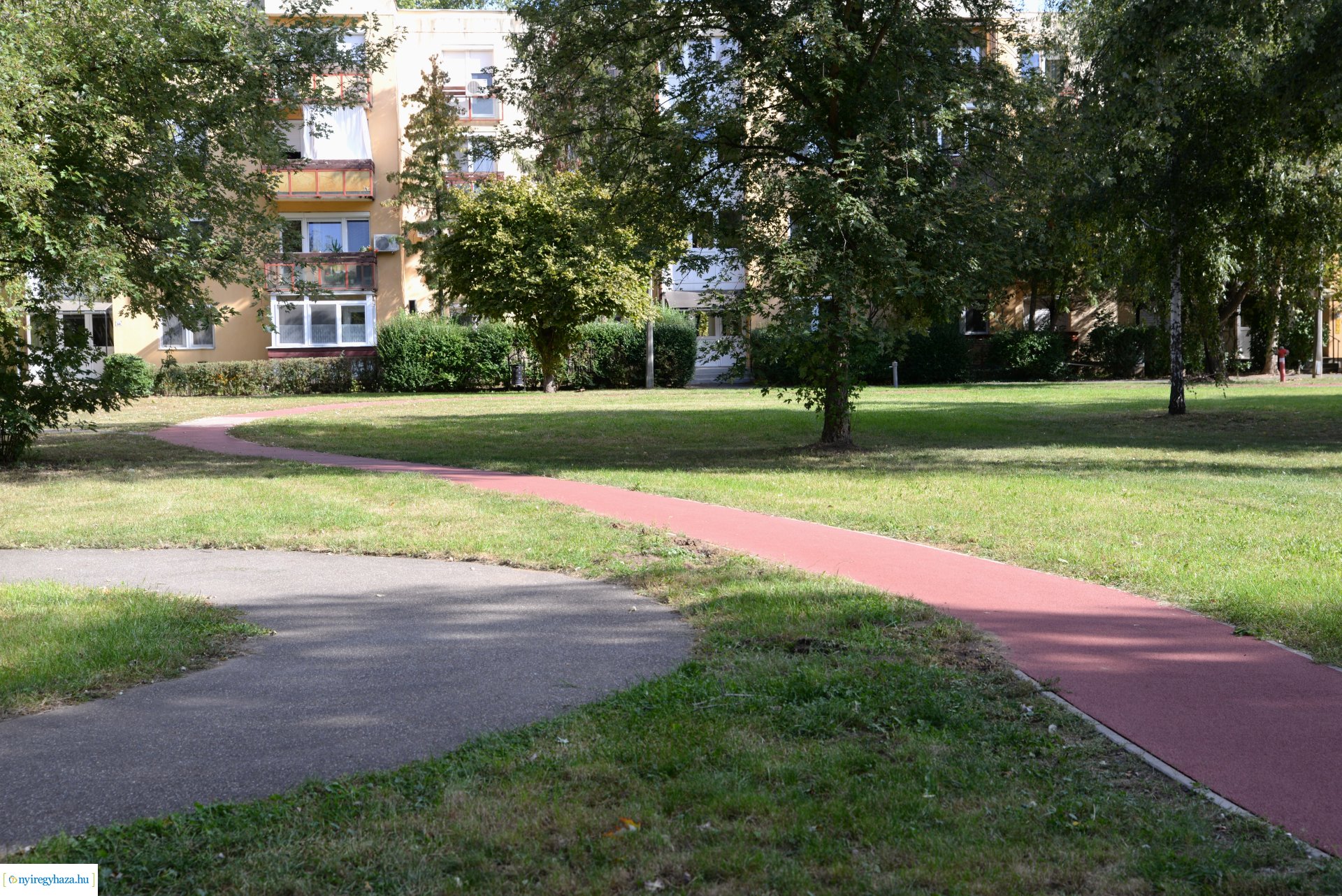 Faültetés a Szántó Kovács János utcai játszótéren