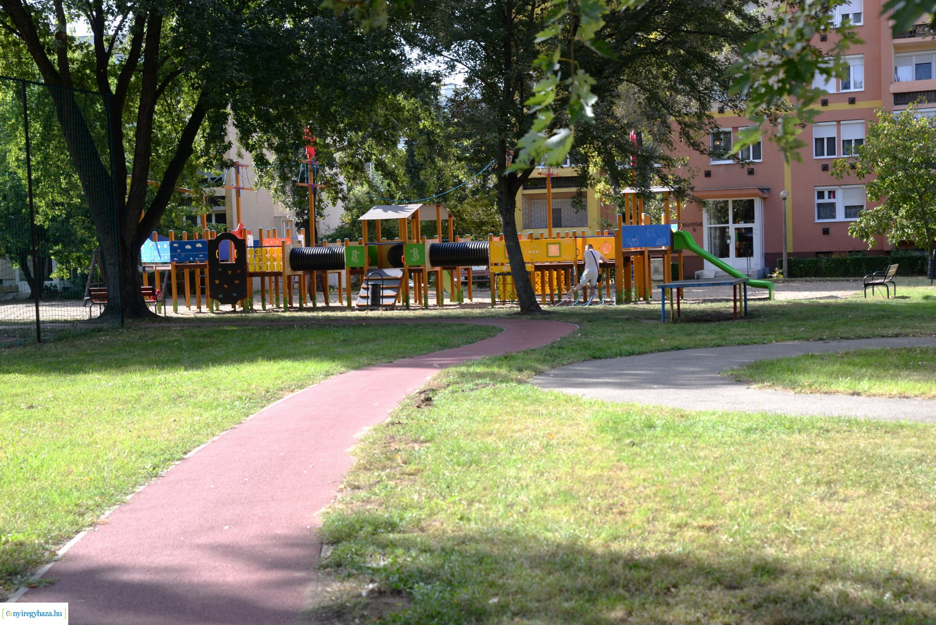 Faültetés a Szántó Kovács János utcai játszótéren