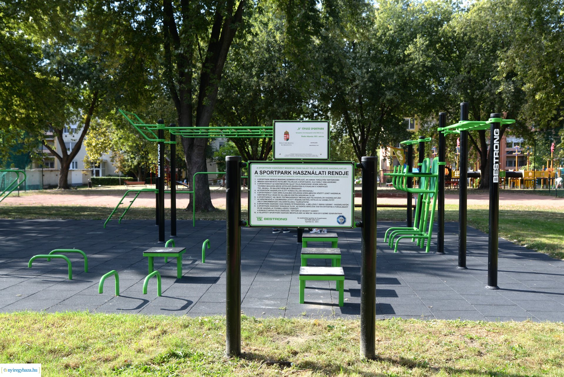 Faültetés a Szántó Kovács János utcai játszótéren