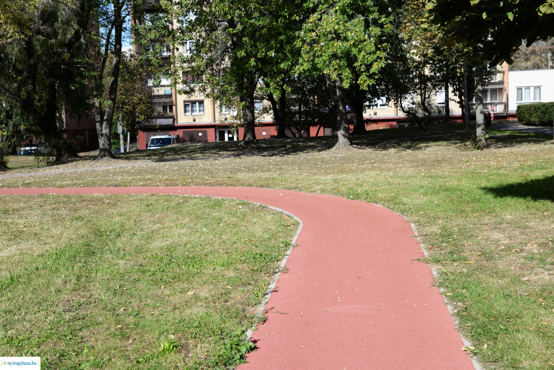 Faültetés a Szántó Kovács János utcai játszótéren