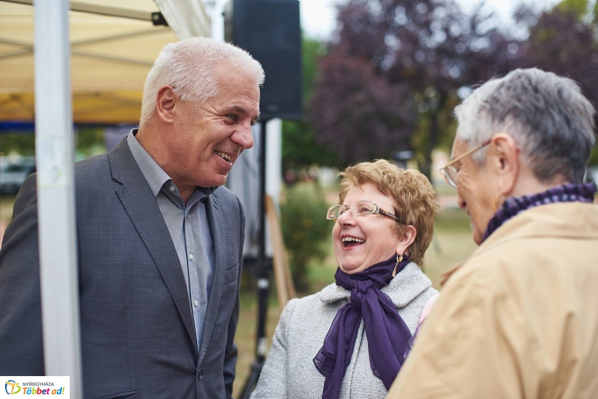 Faültetés a Széna téren