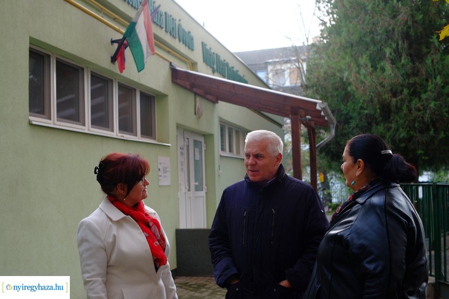 Faültetés a Virág utcai óvodában 20231109