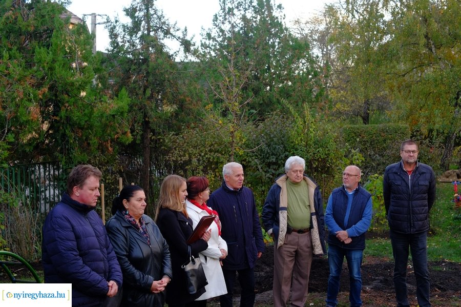 Faültetés a Virág utcai óvodában 20231109