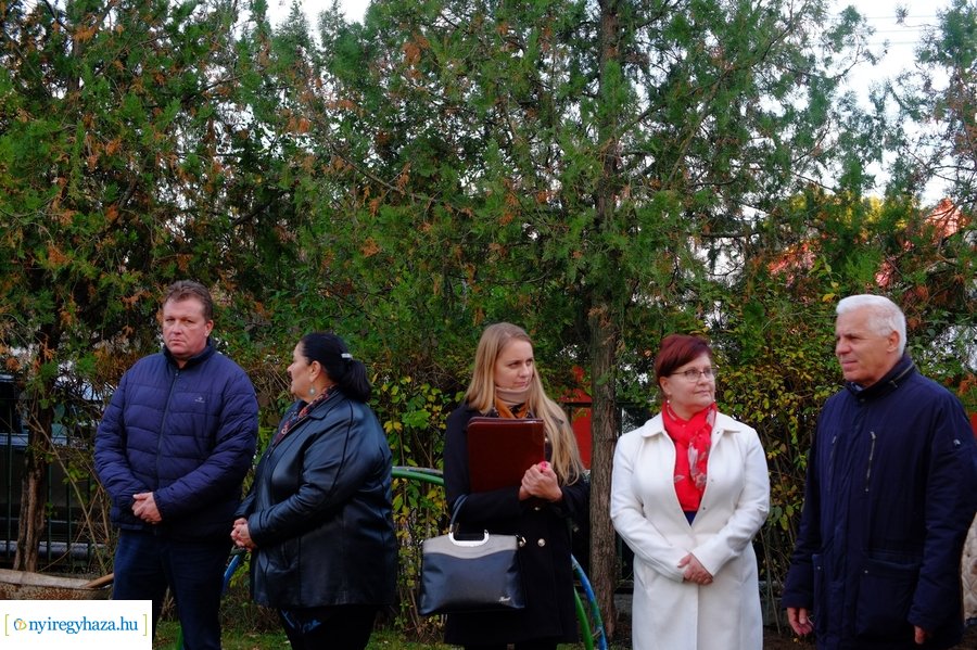 Faültetés a Virág utcai óvodában 20231109