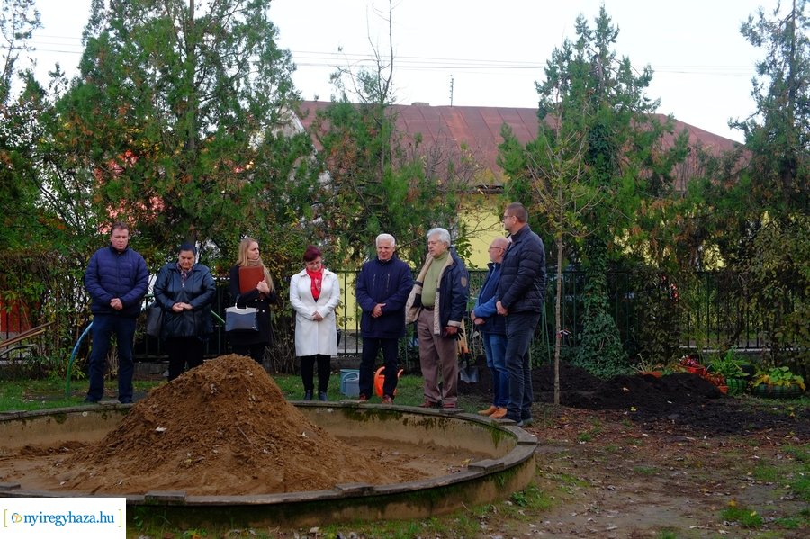 Faültetés a Virág utcai óvodában 20231109