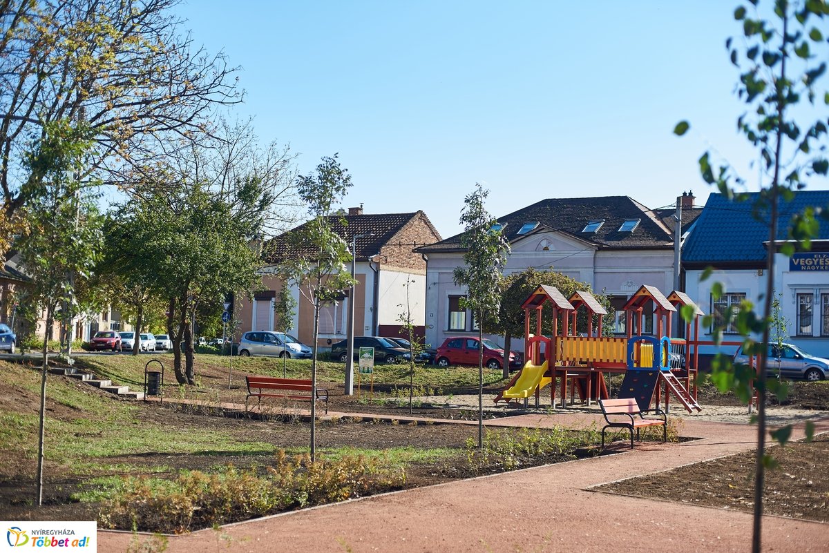 Faültetés a Vörösmarty téren